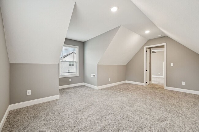 Building Photo - 3 Bedroom 2 1/2 Bathroom Home!!