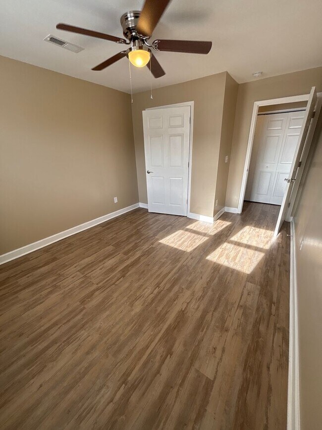 Building Photo - 2 Bedroom in Lancaster!