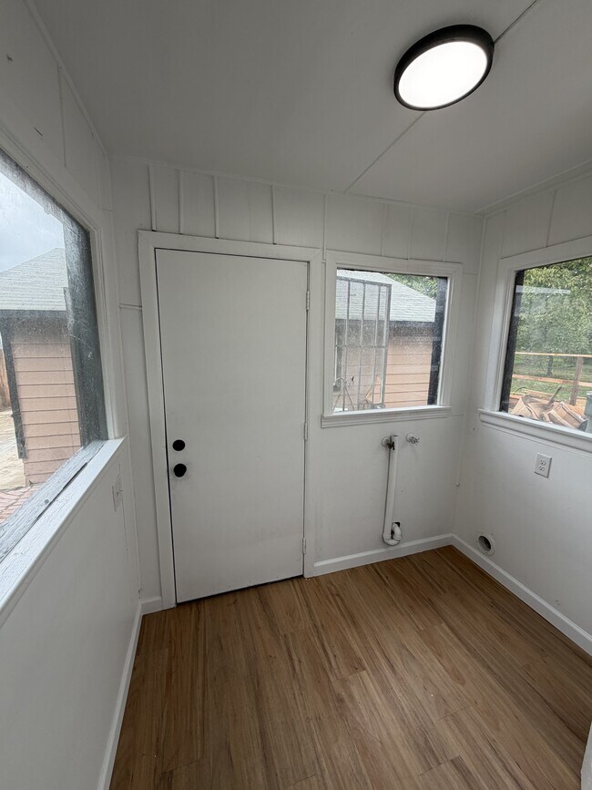 Building Photo - 910 E Tulare Ave