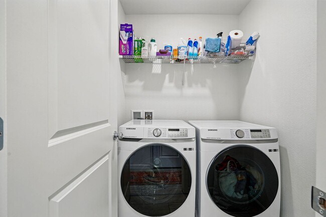 Building Photo - Spacious 3BR/3BA Townhome-Available NOW! $...