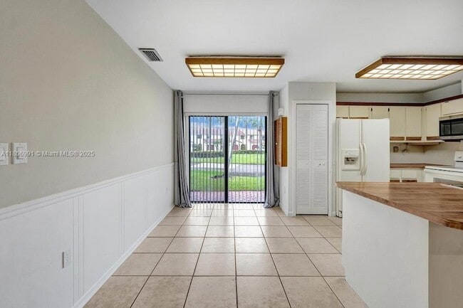 Building Photo - 9540 Sevilla Ln