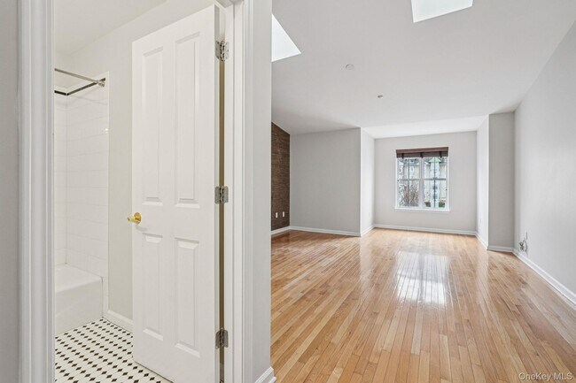 Building Photo - 10 Bridge Ln