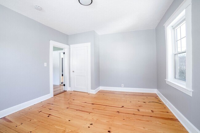 Building Photo - 5 Maple Ave