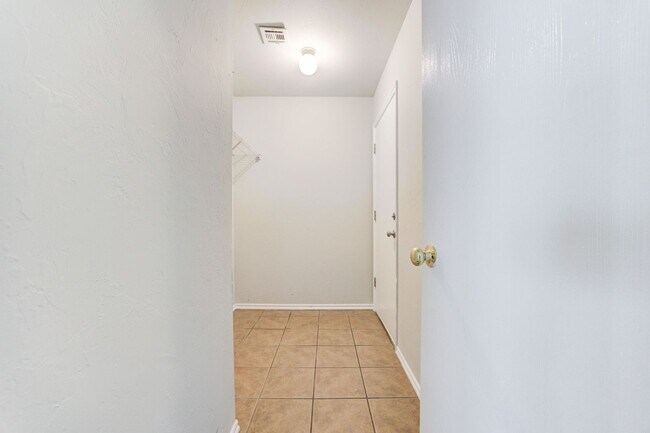 Building Photo - Cute 3BD/2BTH Duplex in Central East Norman!
