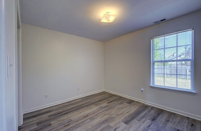 Building Photo - Beautiful 3 Bedroom 2 Bath Home in the Hea...