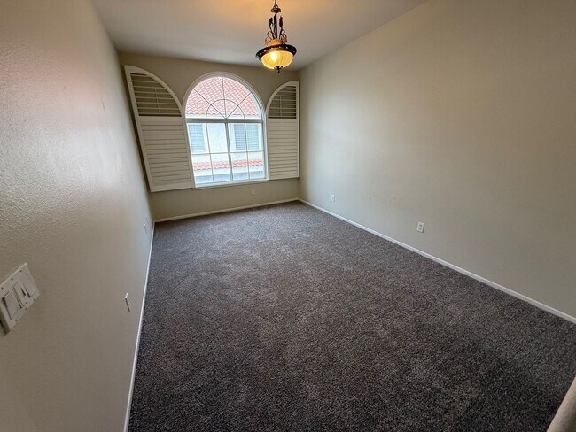 Building Photo - Beautiful Camarillo Townhome