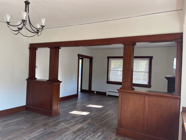 Building Photo - Pet Friendly 4 bedroom 1 bath