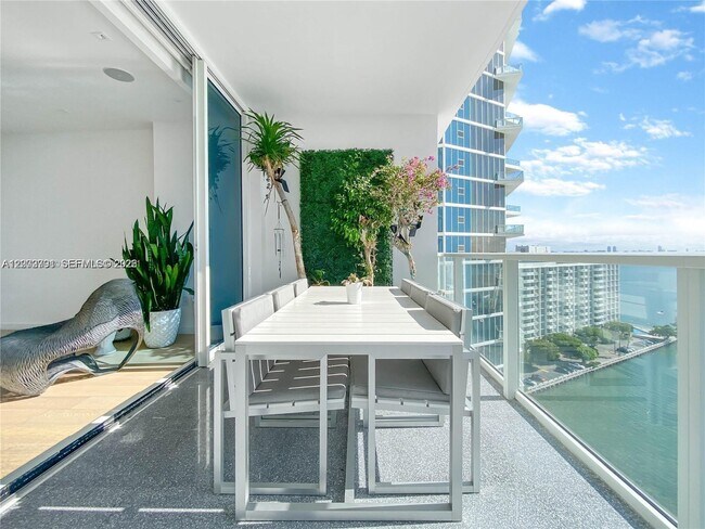 Building Photo - 2020 N Bayshore Dr