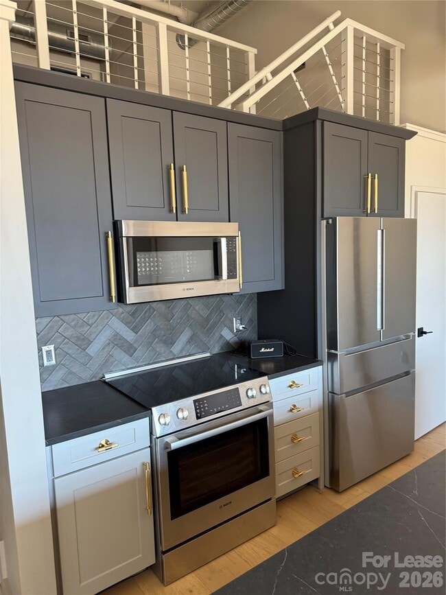 Building Photo - 715 N Graham St