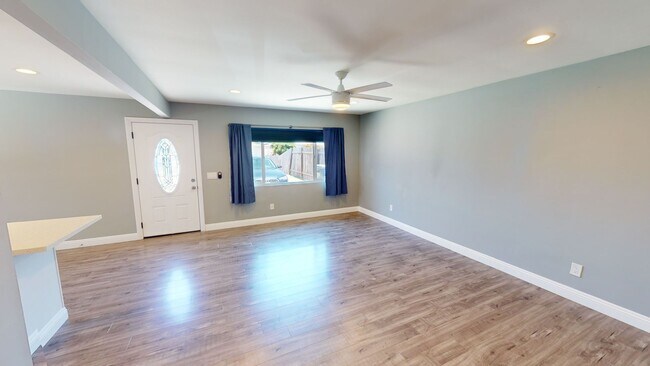 Building Photo - 3 Bed Home | Large Backyard