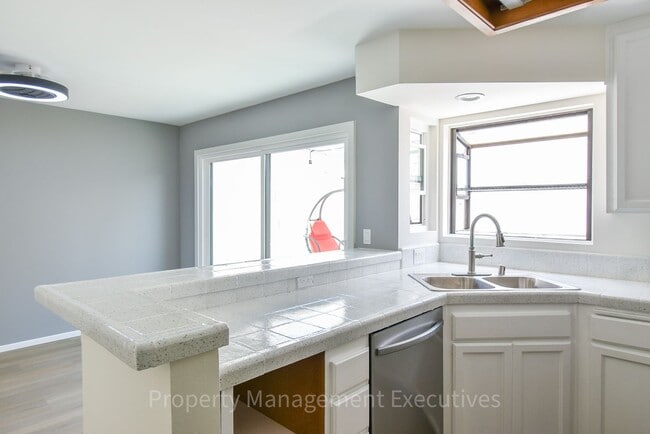 Building Photo - Renovated 2 Bedroom, 2.5 Bath Townhome