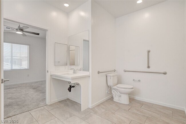 Building Photo - 5730 Sky Pointe Dr
