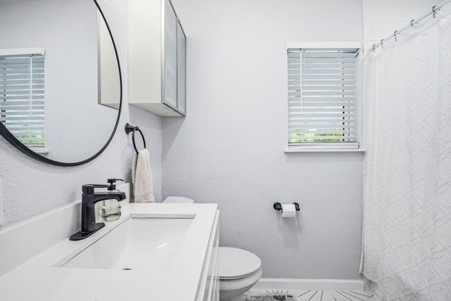 Building Photo - TCU-2712 Frazier Ave