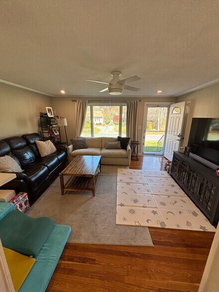 Primary Photo - 5 Meadow Ln