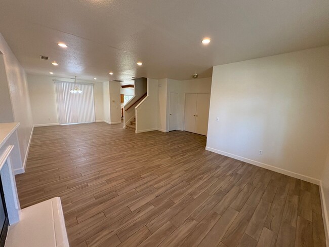 Building Photo - 2 Story Home Near Shopping Center Rent Ready!
