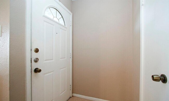 Building Photo - 17401 Red Oak Dr