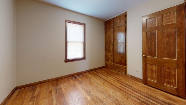 Building Photo - 3 Bedroom, 2 Bathroom House with Detached Garage