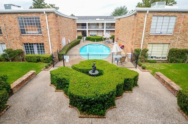 Building Photo - 2101 Fountain View Dr