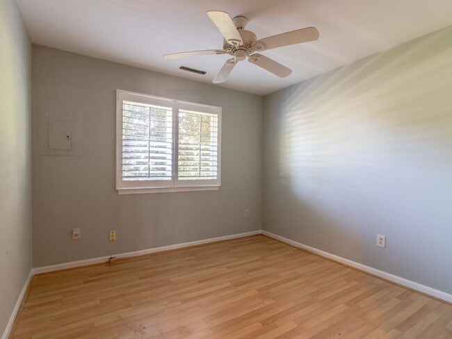 Building Photo - 159 Lakeside Dr