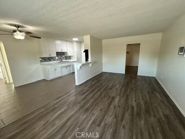 Building Photo - 685 E Vista Chino