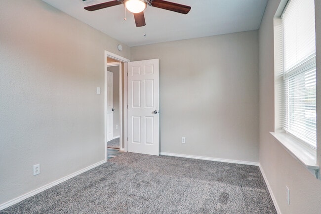 Building Photo - 2402 Ozark Dr