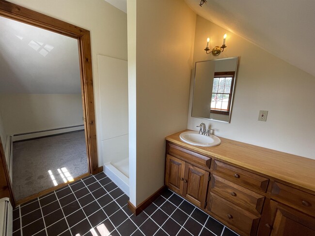 Building Photo - 454 Main St