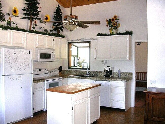 Building Photo - Great Three Bedroom House Carmel Valley