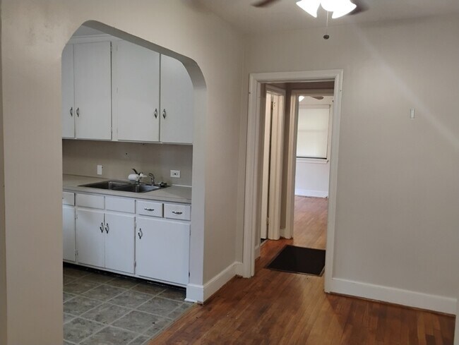Building Photo - 1007 Rosehill Ave