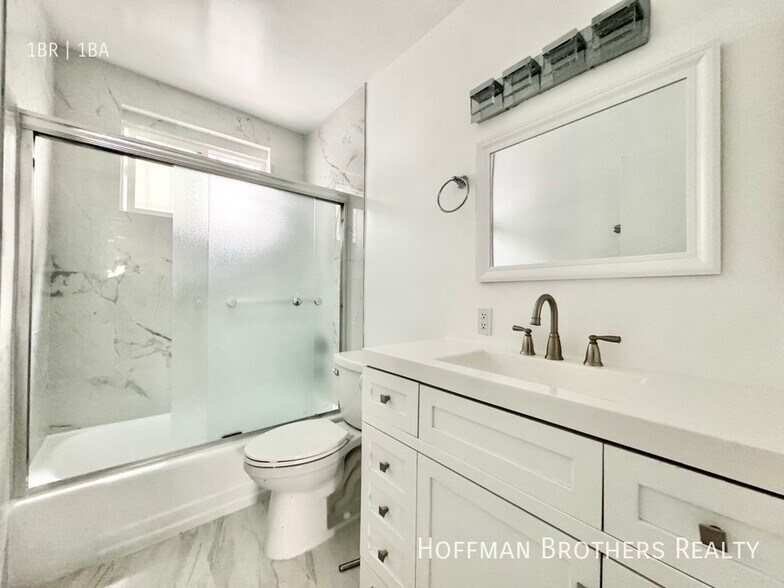 Building Photo - 1010 N Orange Grove Ave