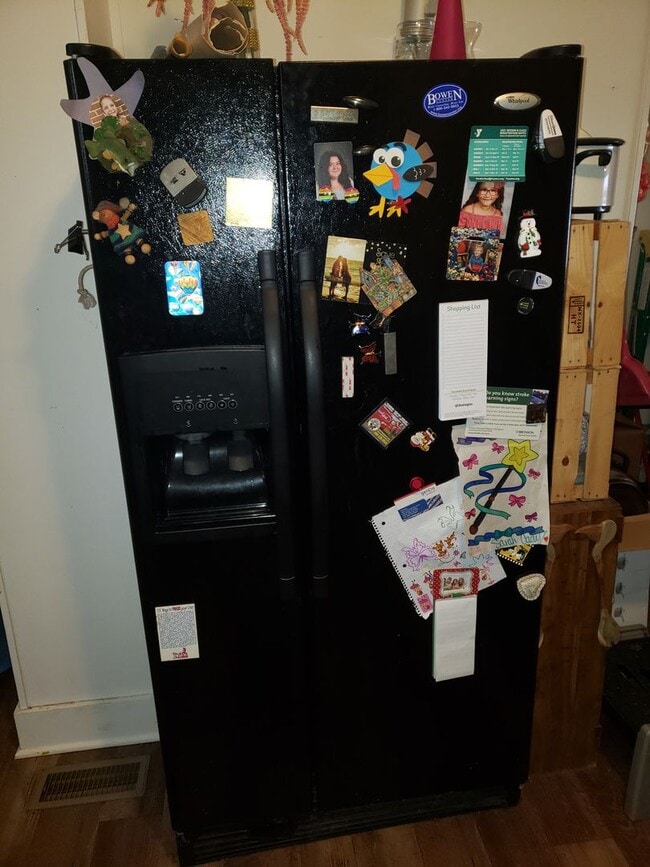 Building Photo - 2 BR 1 1/2 Bath 2 Story Available Now!