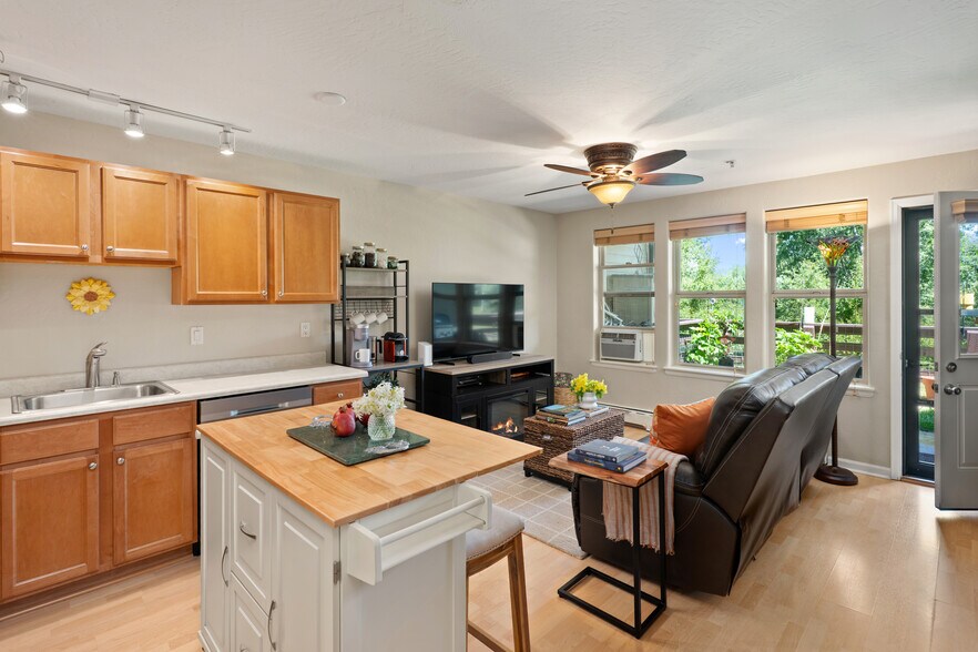 Building Photo - 512 Lakeside Dr