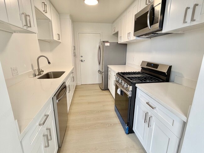Building Photo - 468 South Roxbury
