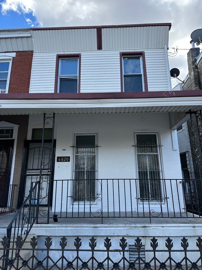 Building Photo - Fully renovated 3 Bed, 1 bath row home