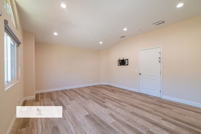 Building Photo - Stunning Remodeled Home in Walnut Valley U...