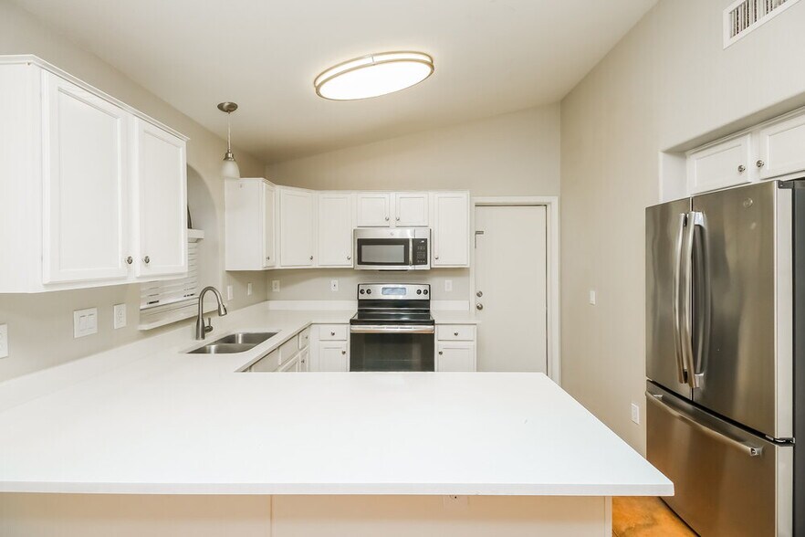 Building Photo - 9909 E Onza Ave