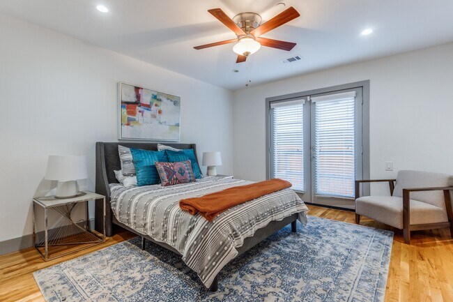 Building Photo - Henderson Ave Townhome with Rooftop Skyline Views