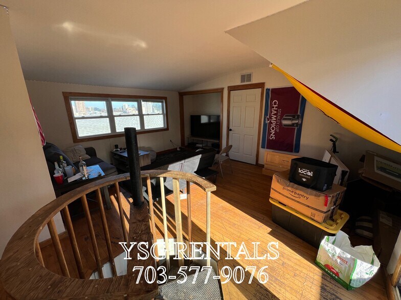 Building Photo - 9 Sunset St