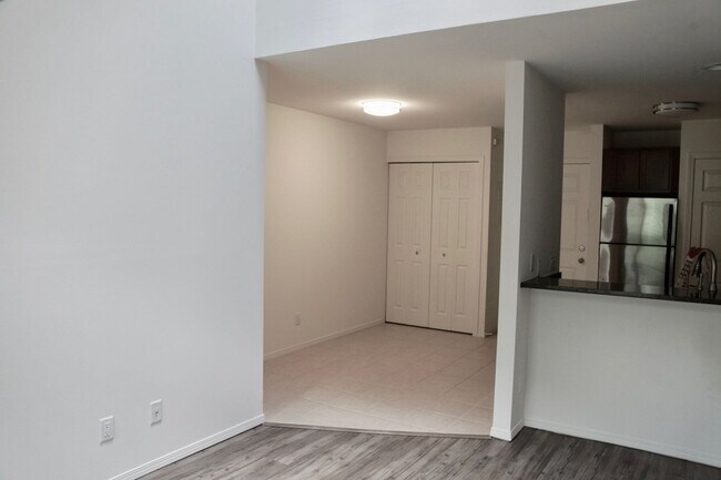 Building Photo - Great Arboretum location - lofted units - ...