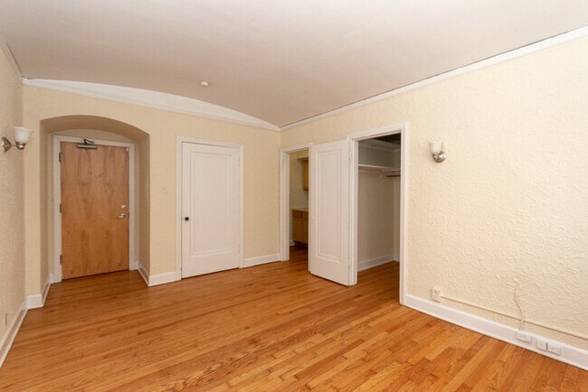 Building Photo - 539 W Arlington Pl
