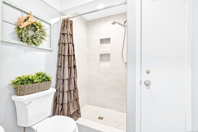 Building Photo - 401 Heritage Vlg