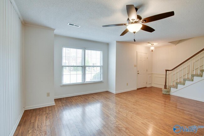 Building Photo - 1008 Heatherwood Dr SE