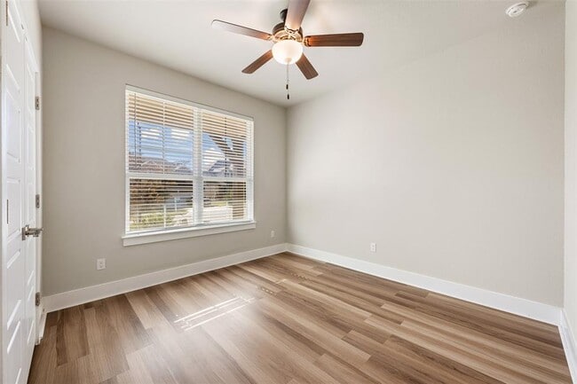 Building Photo - 2104 Prairie Oaks Dr