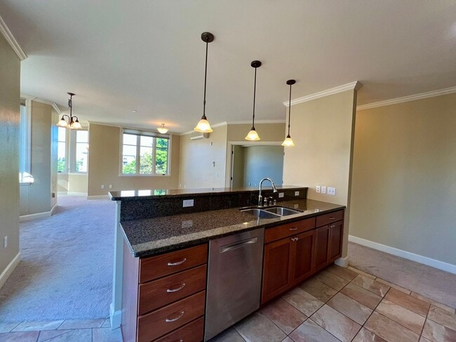 Building Photo - Spacious 2 Bedroom Condo in Fairhaven!