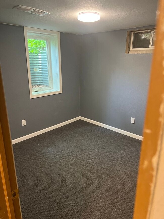 Building Photo - 3 Bed/2 Bath House for Rent! NO APPLICATIO...