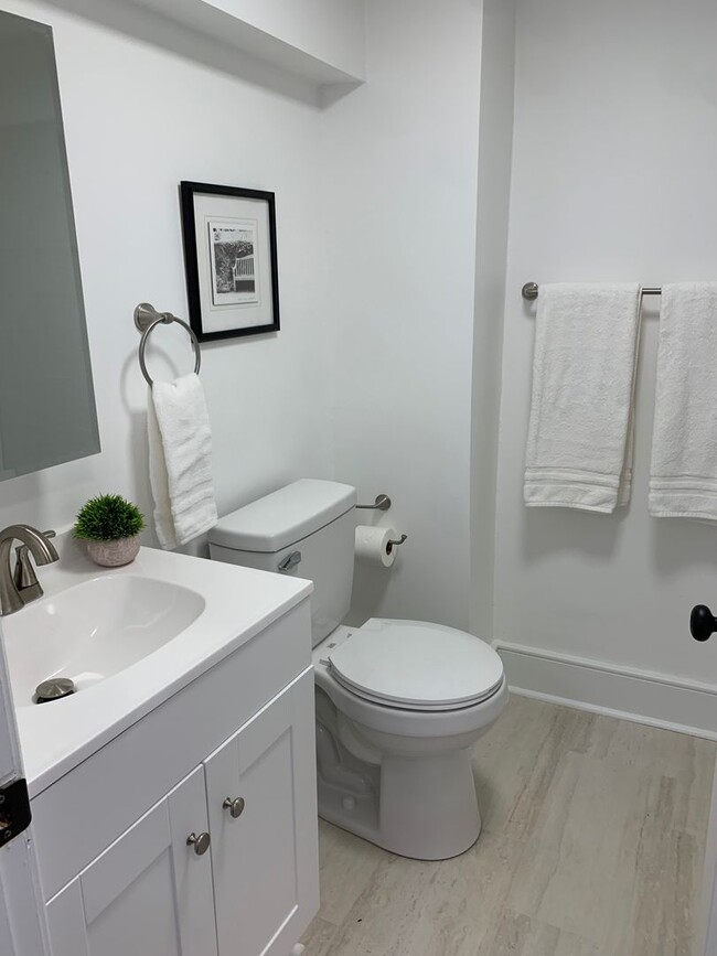 Building Photo - Adorable Single Family Home on Grand St