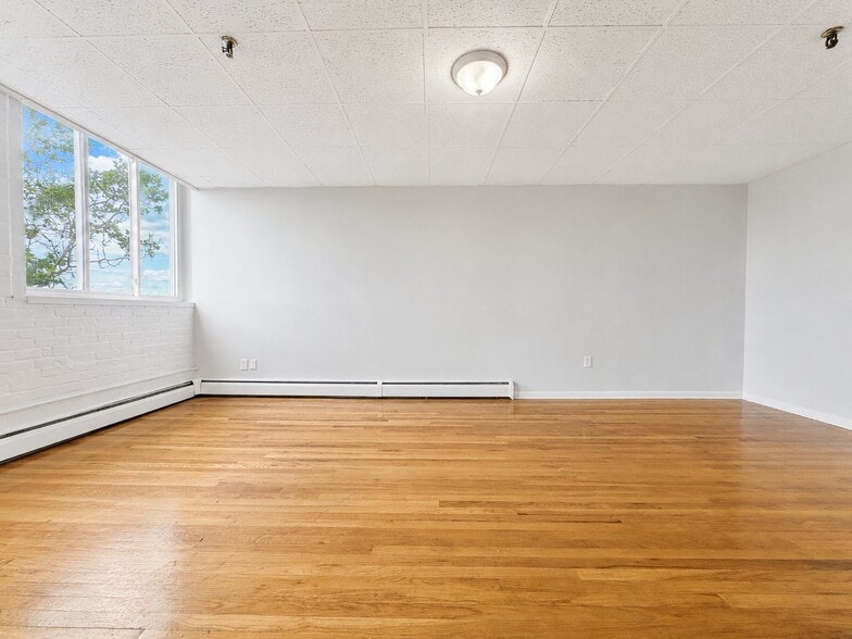 Building Photo - 71 Catlin St