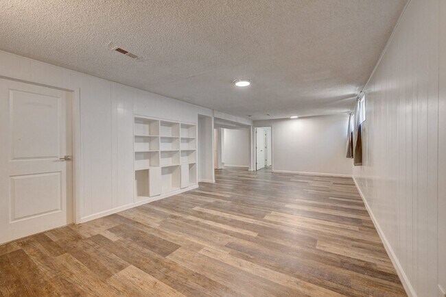 Building Photo - $2,900.00, 5 bed, 3 bath in Denver with Fi...