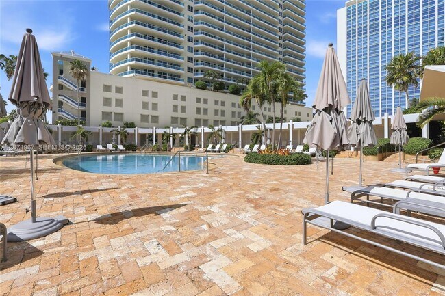 Building Photo - 5055 Collins Ave