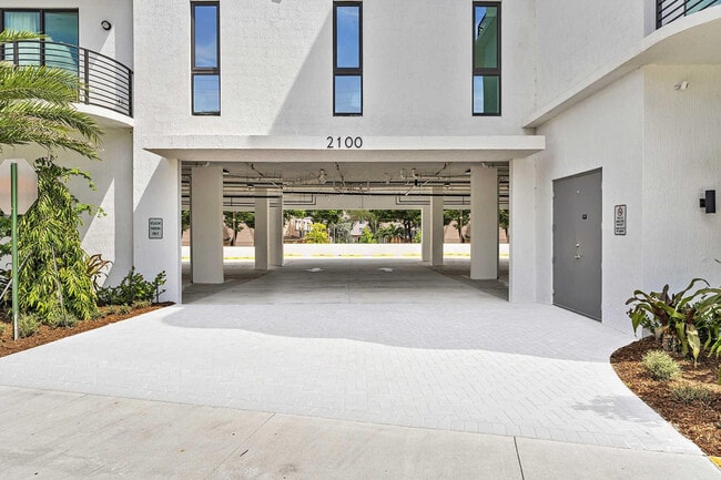 Building Photo - 2100 Miami Rd