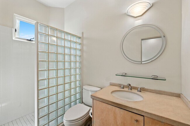 Building Photo - Gorgeous 3 Bed/3 Ba Home Tucked Away in th...